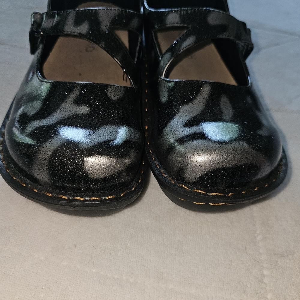 Pair of Ingaro nursing  shoe with velcro closure - Picture 2 of 7